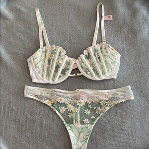 VS Dream Angels Daisy Embroidered Bra and 2 Panty Set
